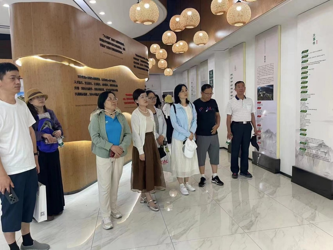 一群人站在室内

描述已自动生成