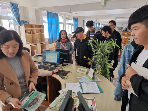 班主任指导同学们如何借书.jpg 班主任指导同学们如何借书.jpg