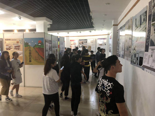 参观展厅的学生.jpg