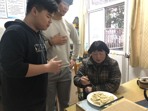 吃饺子宿管_副本.jpg 吃饺子宿管_副本.jpg