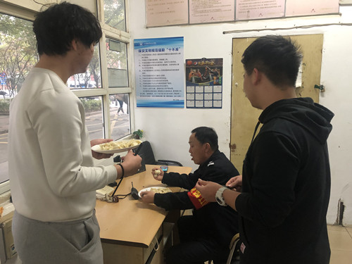 吃饺子门卫_副本.jpg 吃饺子门卫_副本.jpg