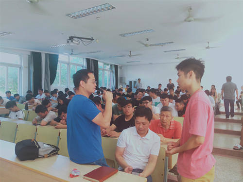 意向学生与招聘人员交流_副本.jpg 意向学生与招聘人员交流_副本.jpg