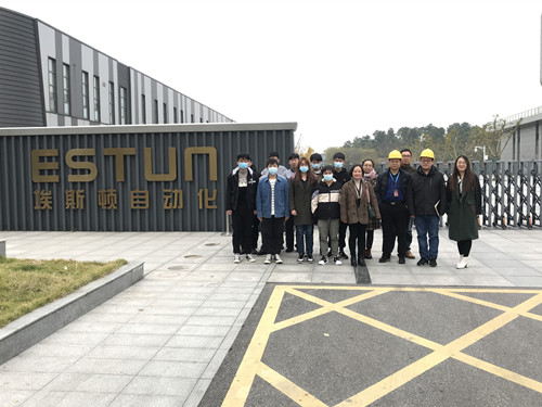 合影_副本.jpg 合影_副本.jpg