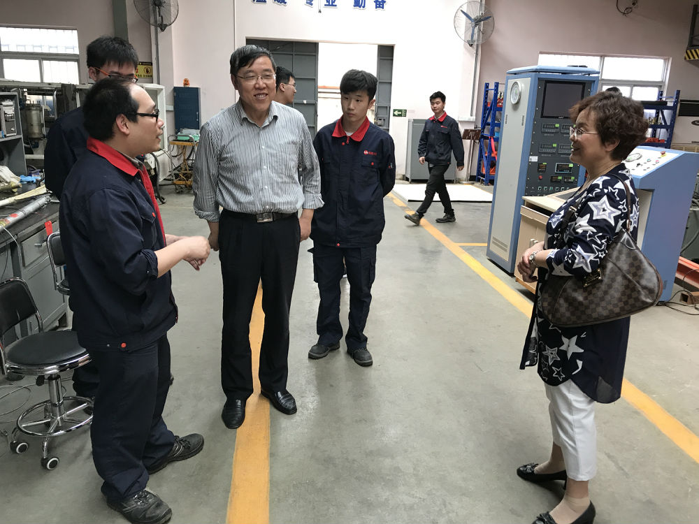 图一 天辰公司陈经理为老师们介绍工作区域.JPG